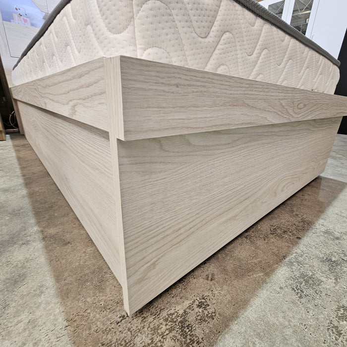 Chicago King Single Bed, Cream White Wash